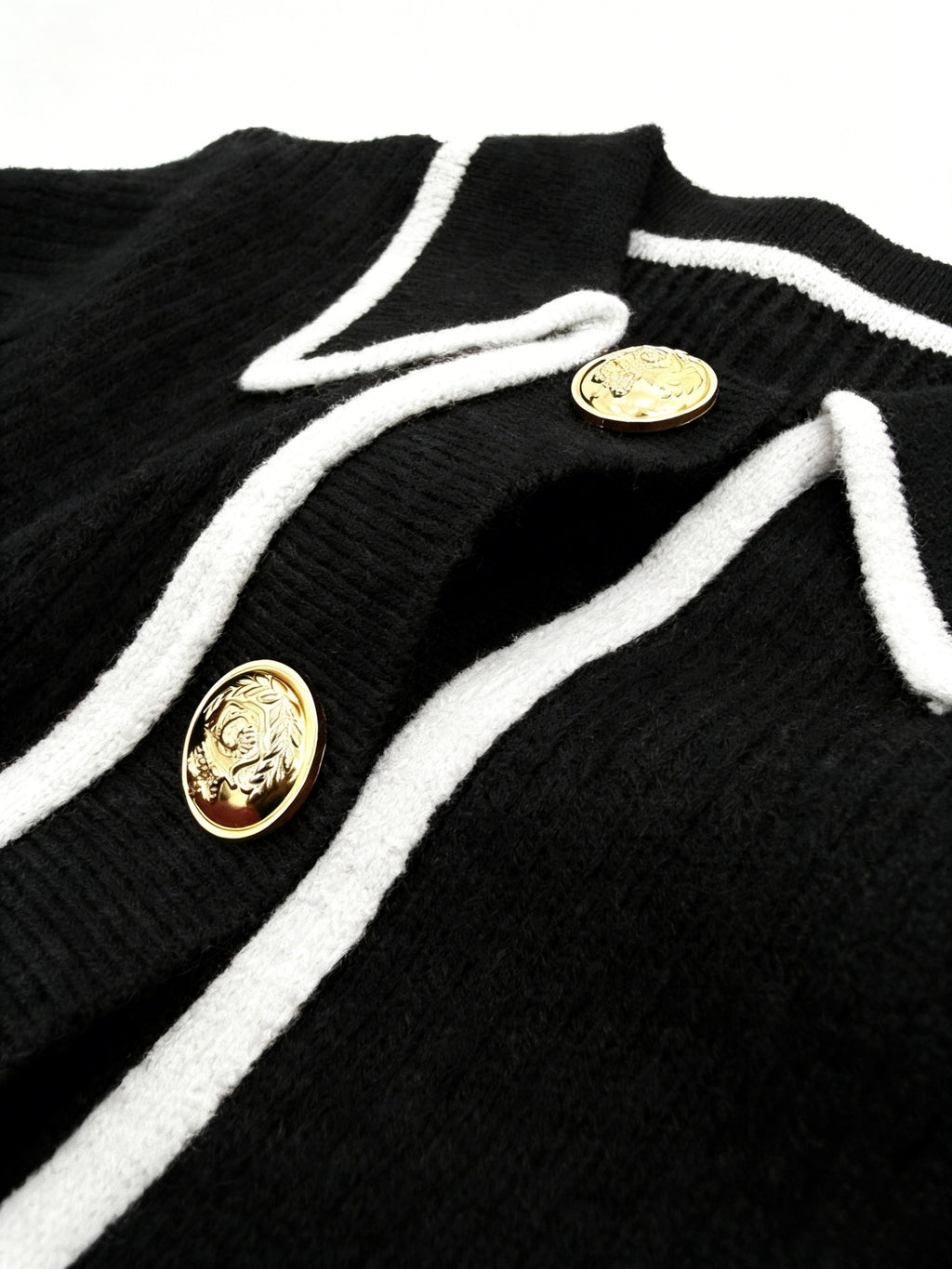 Women's Pullover Sweater for Autumn/Winter, Can Be Worn as an Inner or Outer Layer, Comfortable, Elegant, and Features a Spicy Design with a Spliced Lapel and Exquisite Metal Buttons. Suitable for Commuting, Dates, and Valentine's Day