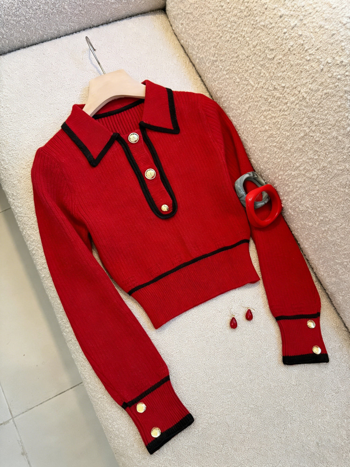 Women's Pullover Sweater for Autumn/Winter, Can Be Worn as an Inner or Outer Layer, Comfortable, Elegant, and Features a Spicy Design with a Spliced Lapel and Exquisite Metal Buttons. Suitable for Commuting, Dates, and Valentine's Day