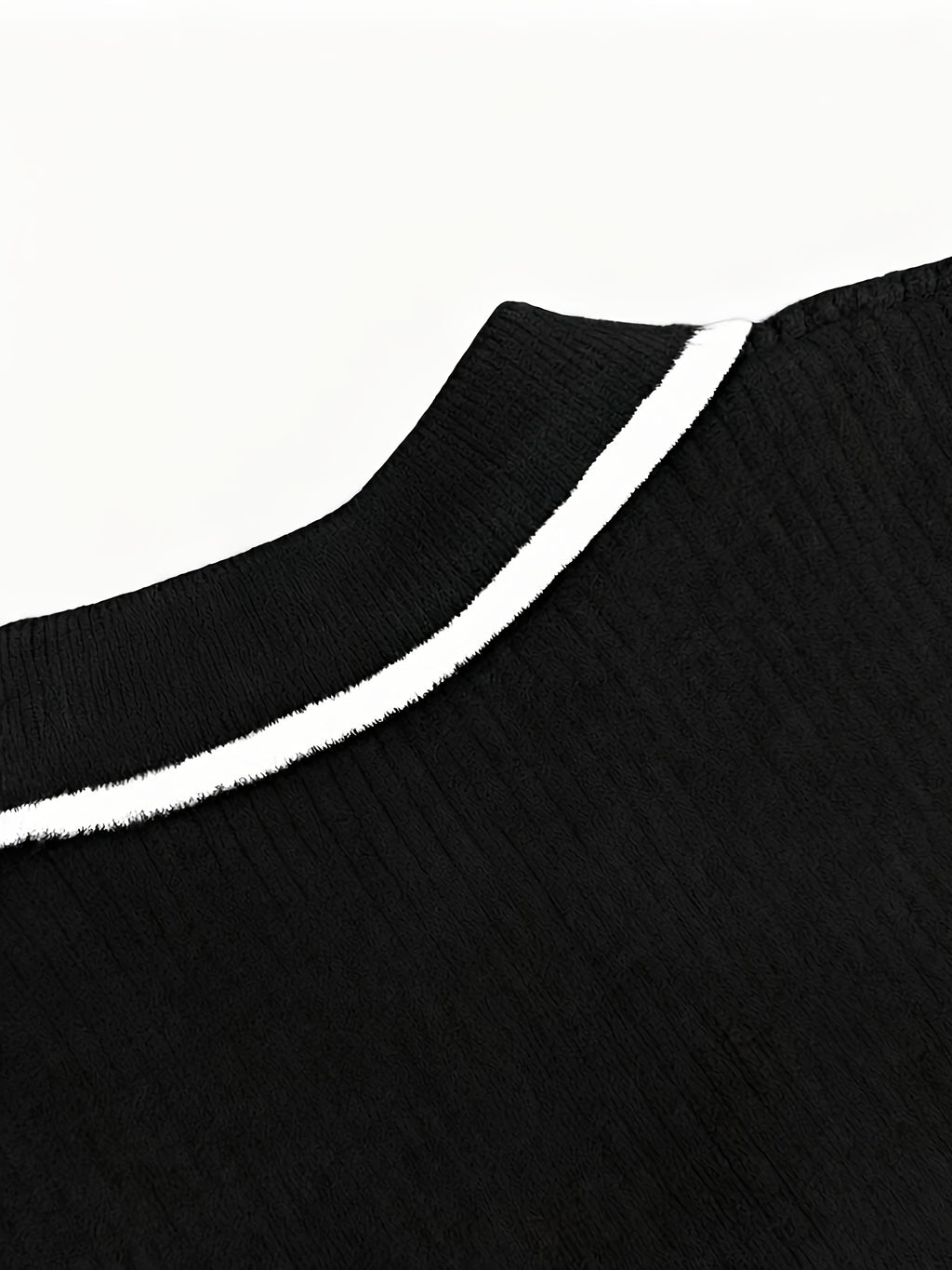 Women's Pullover Sweater for Autumn/Winter, Can Be Worn as an Inner or Outer Layer, Comfortable, Elegant, and Features a Spicy Design with a Spliced Lapel and Exquisite Metal Buttons. Suitable for Commuting, Dates, and Valentine's Day