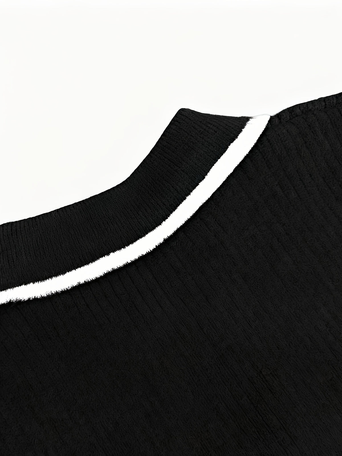 Women's Pullover Sweater for Autumn/Winter, Can Be Worn as an Inner or Outer Layer, Comfortable, Elegant, and Features a Spicy Design with a Spliced Lapel and Exquisite Metal Buttons. Suitable for Commuting, Dates, and Valentine's Day