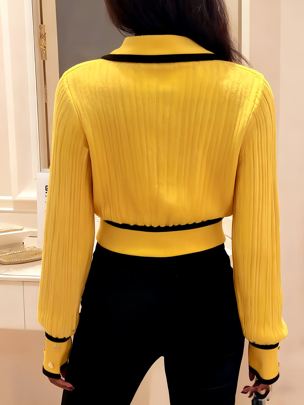 Women's Pullover Sweater for Autumn/Winter, Can Be Worn as an Inner or Outer Layer, Comfortable, Elegant, and Features a Spicy Design with a Spliced Lapel and Exquisite Metal Buttons. Suitable for Commuting, Dates, and Valentine's Day