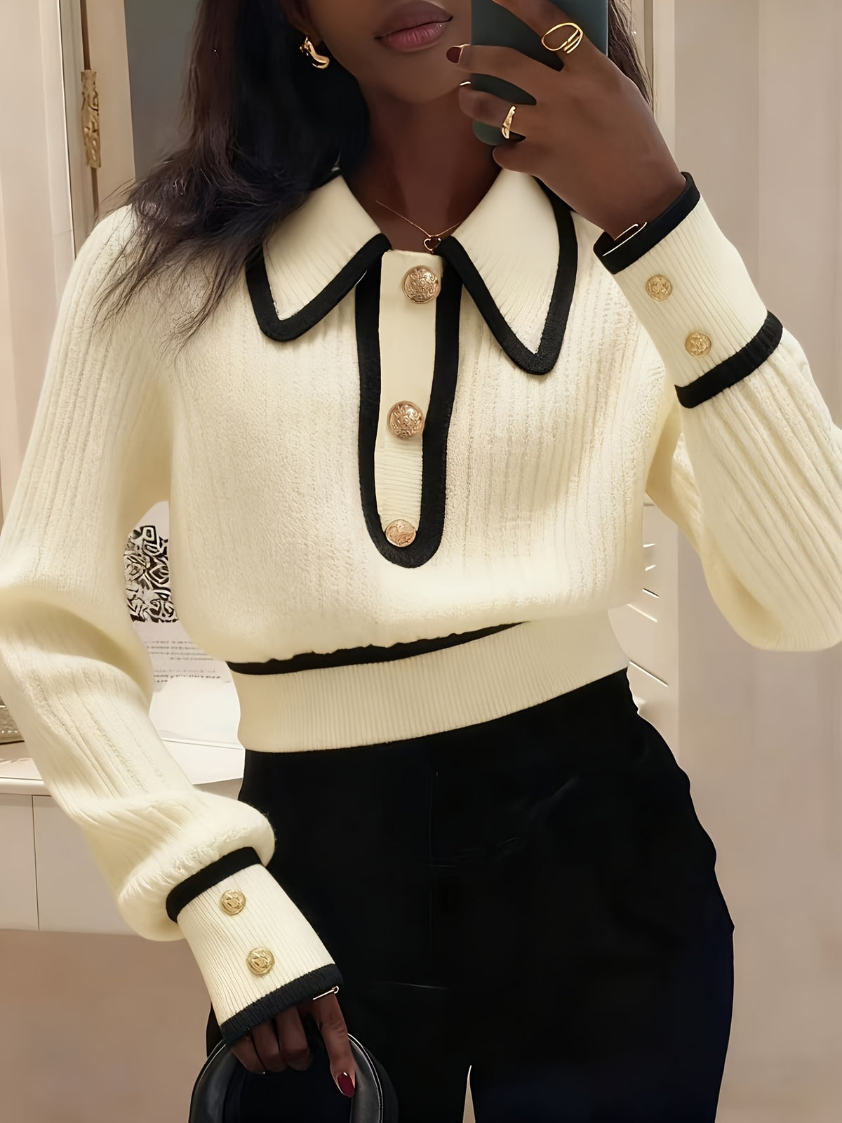 Women's Pullover Sweater for Autumn/Winter, Can Be Worn as an Inner or Outer Layer, Comfortable, Elegant, and Features a Spicy Design with a Spliced Lapel and Exquisite Metal Buttons. Suitable for Commuting, Dates, and Valentine's Day
