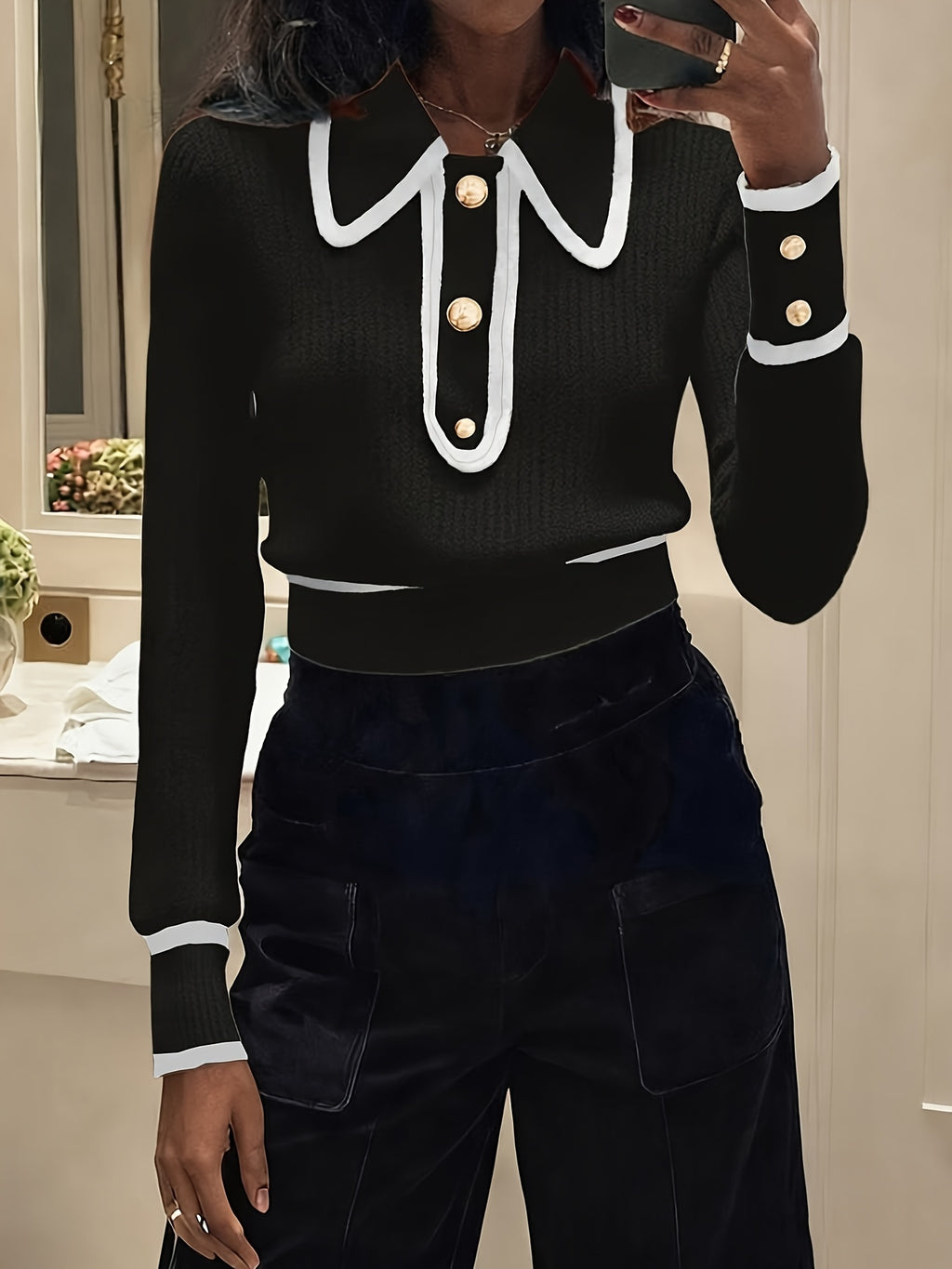 Women's Pullover Sweater for Autumn/Winter, Can Be Worn as an Inner or Outer Layer, Comfortable, Elegant, and Features a Spicy Design with a Spliced Lapel and Exquisite Metal Buttons. Suitable for Commuting, Dates, and Valentine's Day