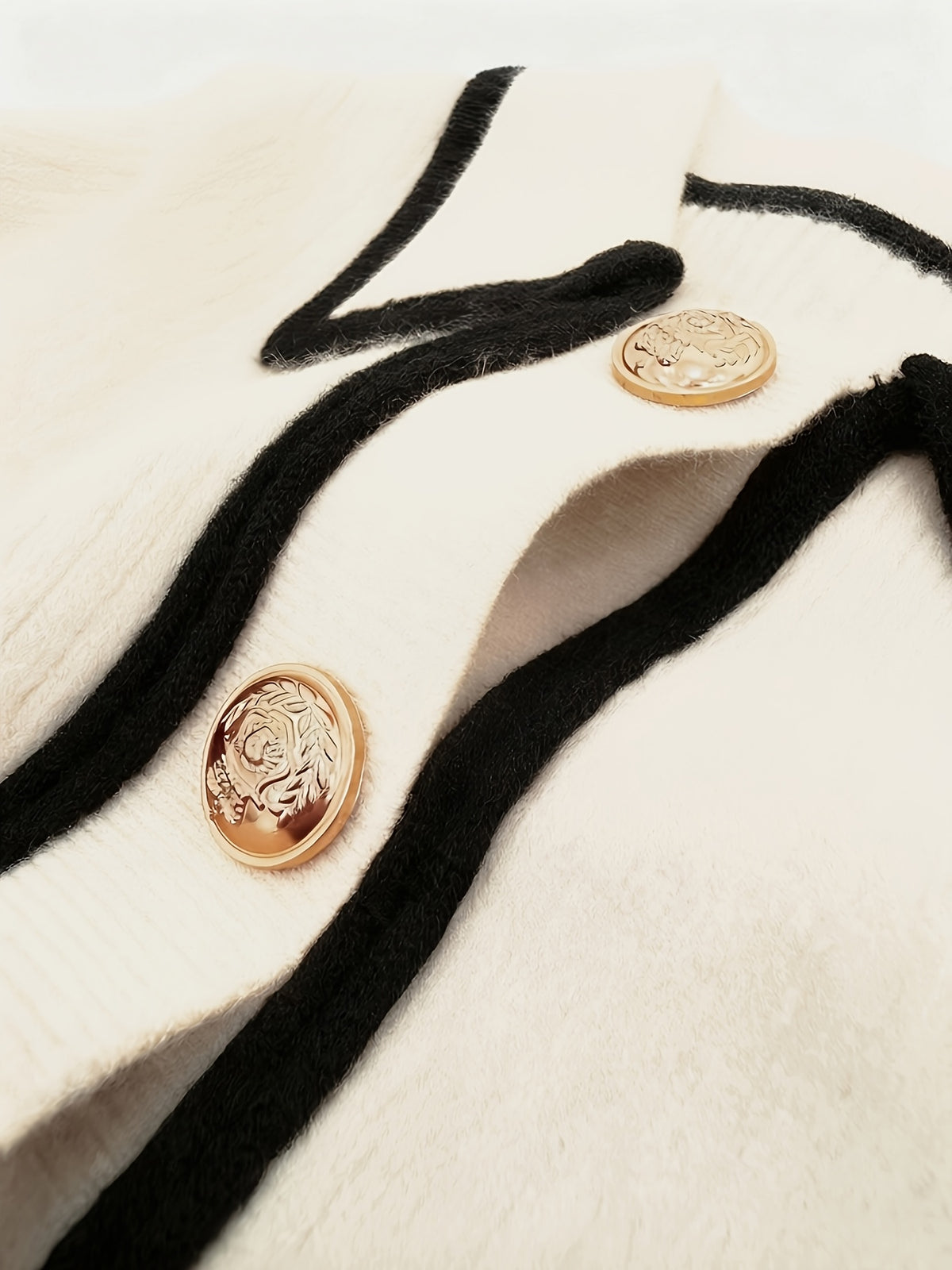 Women's Pullover Sweater for Autumn/Winter, Can Be Worn as an Inner or Outer Layer, Comfortable, Elegant, and Features a Spicy Design with a Spliced Lapel and Exquisite Metal Buttons. Suitable for Commuting, Dates, and Valentine's Day