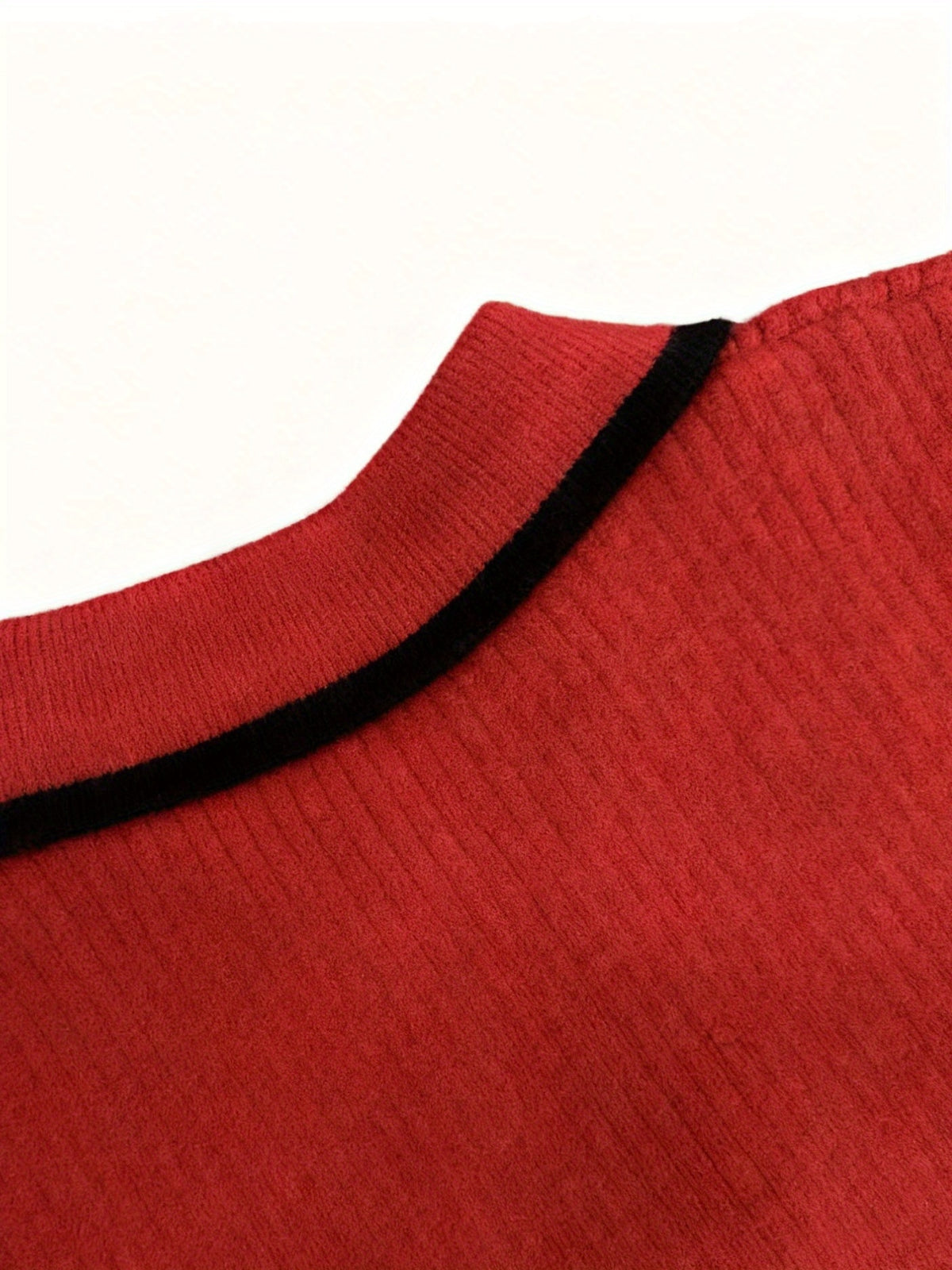 Women's Pullover Sweater for Autumn/Winter, Can Be Worn as an Inner or Outer Layer, Comfortable, Elegant, and Features a Spicy Design with a Spliced Lapel and Exquisite Metal Buttons. Suitable for Commuting, Dates, and Valentine's Day