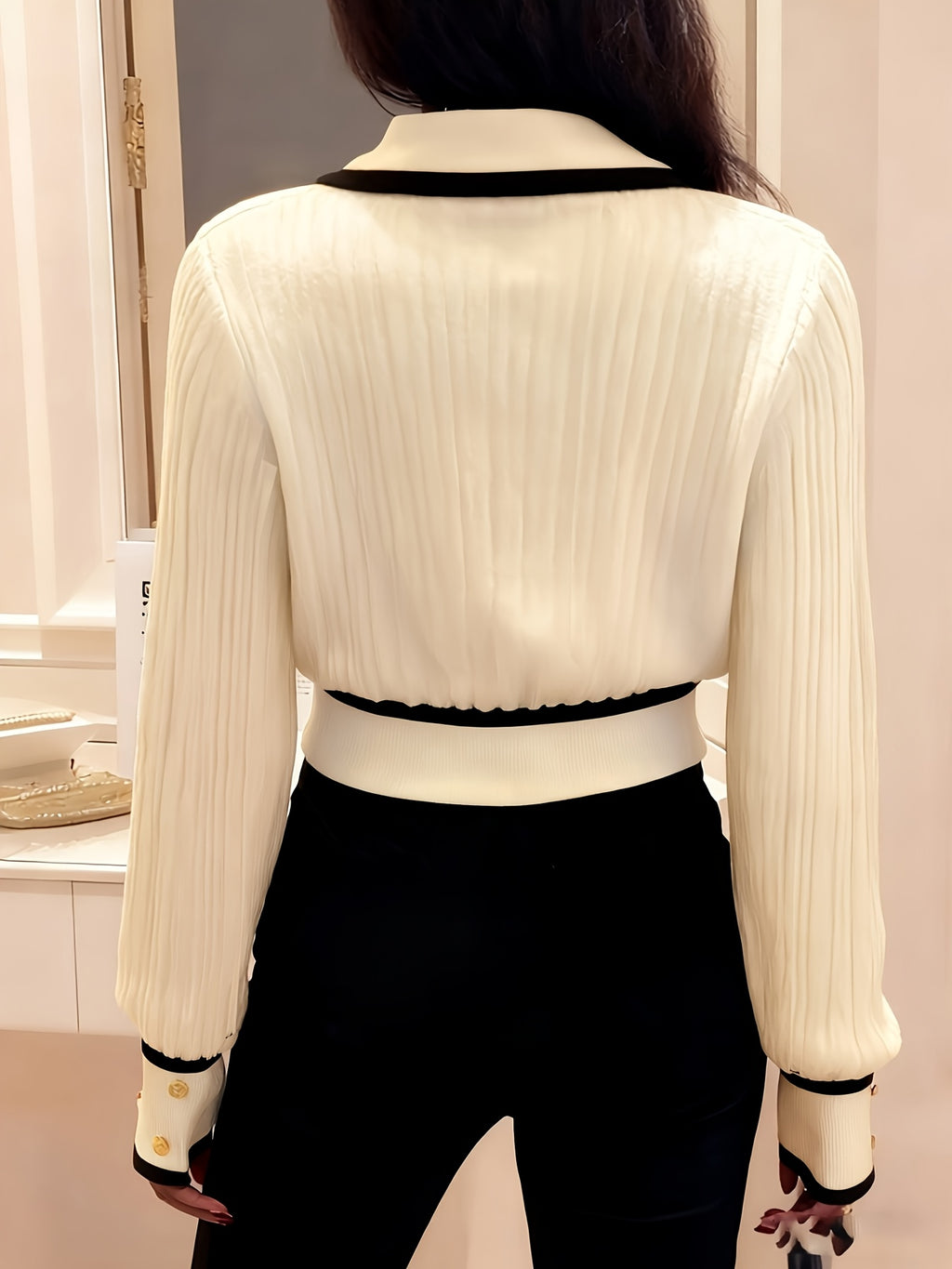 Women's Pullover Sweater for Autumn/Winter, Can Be Worn as an Inner or Outer Layer, Comfortable, Elegant, and Features a Spicy Design with a Spliced Lapel and Exquisite Metal Buttons. Suitable for Commuting, Dates, and Valentine's Day