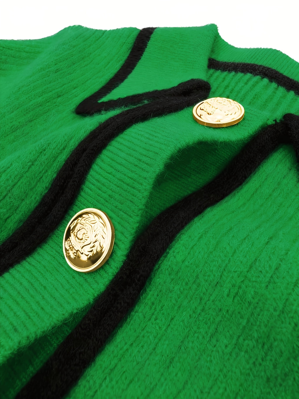 Women's Pullover Sweater for Autumn/Winter, Can Be Worn as an Inner or Outer Layer, Comfortable, Elegant, and Features a Spicy Design with a Spliced Lapel and Exquisite Metal Buttons. Suitable for Commuting, Dates, and Valentine's Day