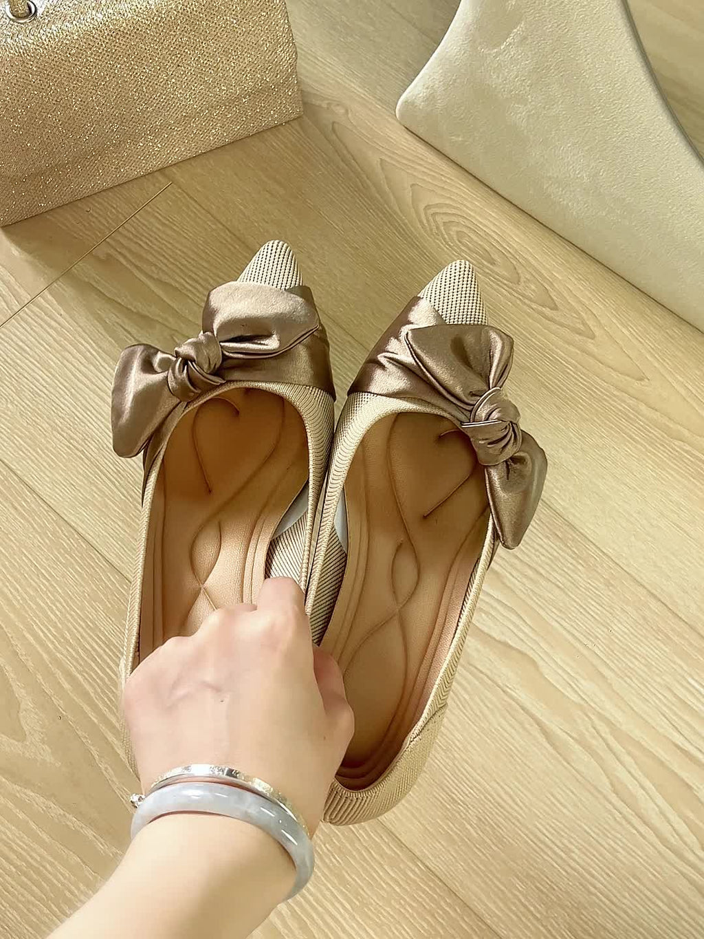 Soft-soled Low-heeled Shoes That Don't Cause Fatigue Even After Long Standing. Features A Butterfly Knot Design for Breathability And A Effect On The Feet. Essential Commuting Shoes for Office Workers. Women's Style., Women Shoes