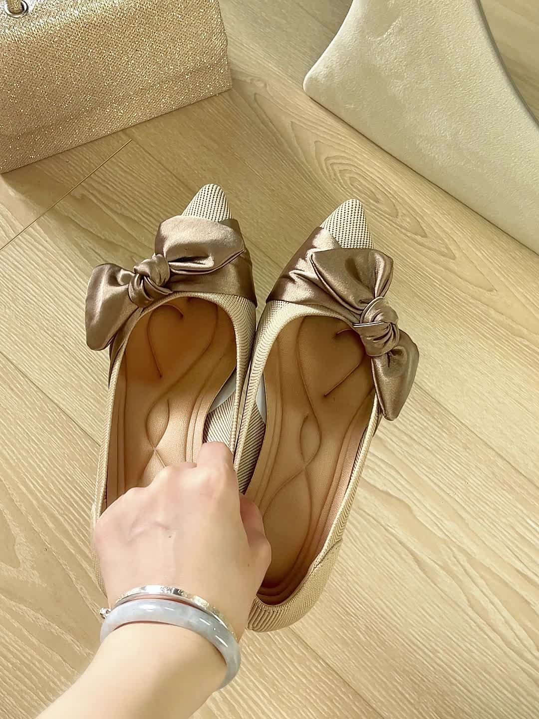 Soft-soled Low-heeled Shoes That Don't Cause Fatigue Even After Long Standing. Features A Butterfly Knot Design for Breathability And A Effect On The Feet. Essential Commuting Shoes for Office Workers. Women's Style., Women Shoes