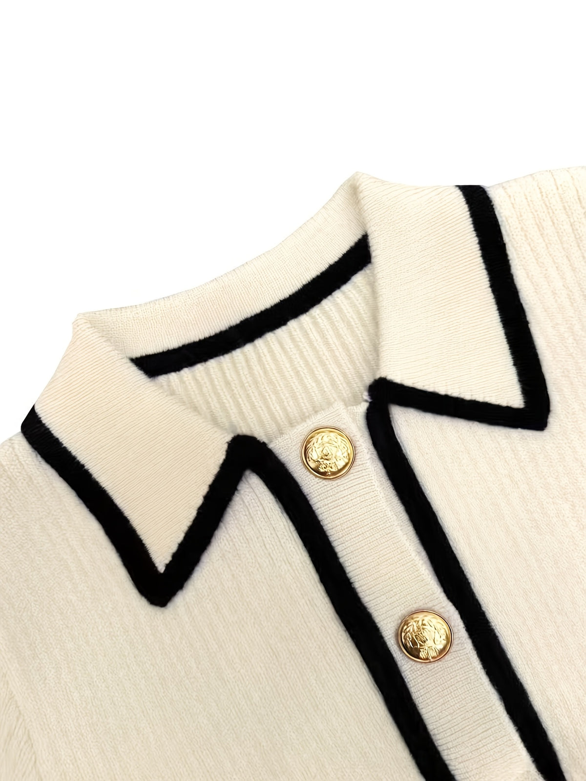 Women's Pullover Sweater for Autumn/Winter, Can Be Worn as an Inner or Outer Layer, Comfortable, Elegant, and Features a Spicy Design with a Spliced Lapel and Exquisite Metal Buttons. Suitable for Commuting, Dates, and Valentine's Day