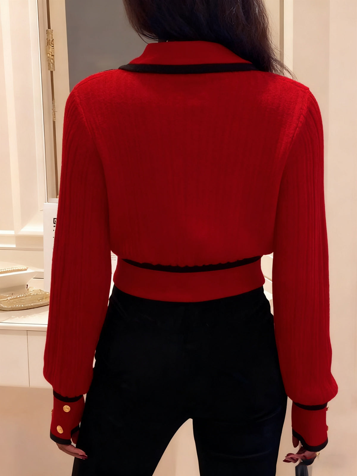 Women's Pullover Sweater for Autumn/Winter, Can Be Worn as an Inner or Outer Layer, Comfortable, Elegant, and Features a Spicy Design with a Spliced Lapel and Exquisite Metal Buttons. Suitable for Commuting, Dates, and Valentine's Day