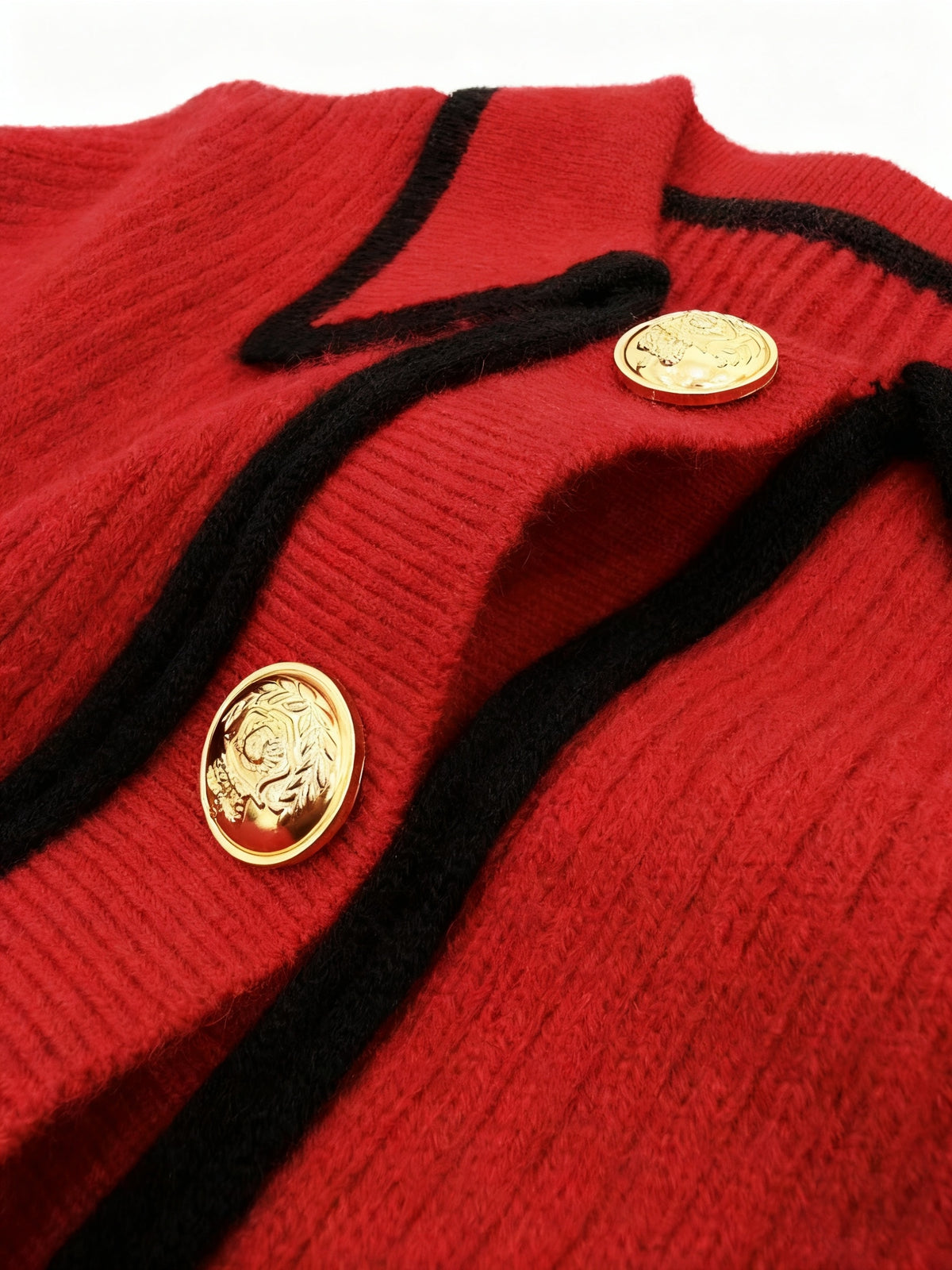 Women's Pullover Sweater for Autumn/Winter, Can Be Worn as an Inner or Outer Layer, Comfortable, Elegant, and Features a Spicy Design with a Spliced Lapel and Exquisite Metal Buttons. Suitable for Commuting, Dates, and Valentine's Day