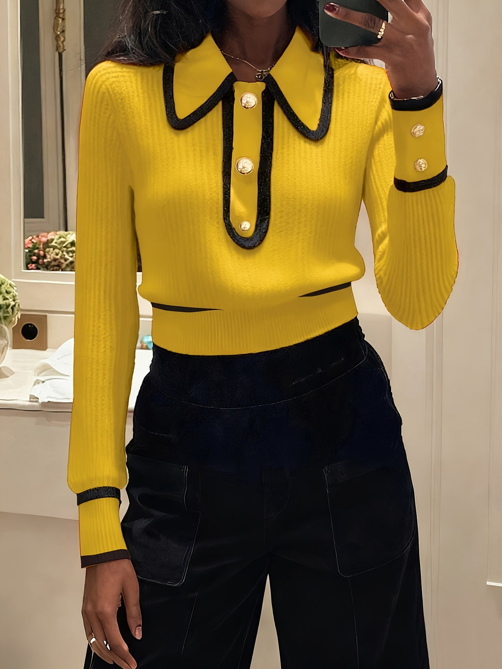 Women's Pullover Sweater for Autumn/Winter, Can Be Worn as an Inner or Outer Layer, Comfortable, Elegant, and Features a Spicy Design with a Spliced Lapel and Exquisite Metal Buttons. Suitable for Commuting, Dates, and Valentine's Day